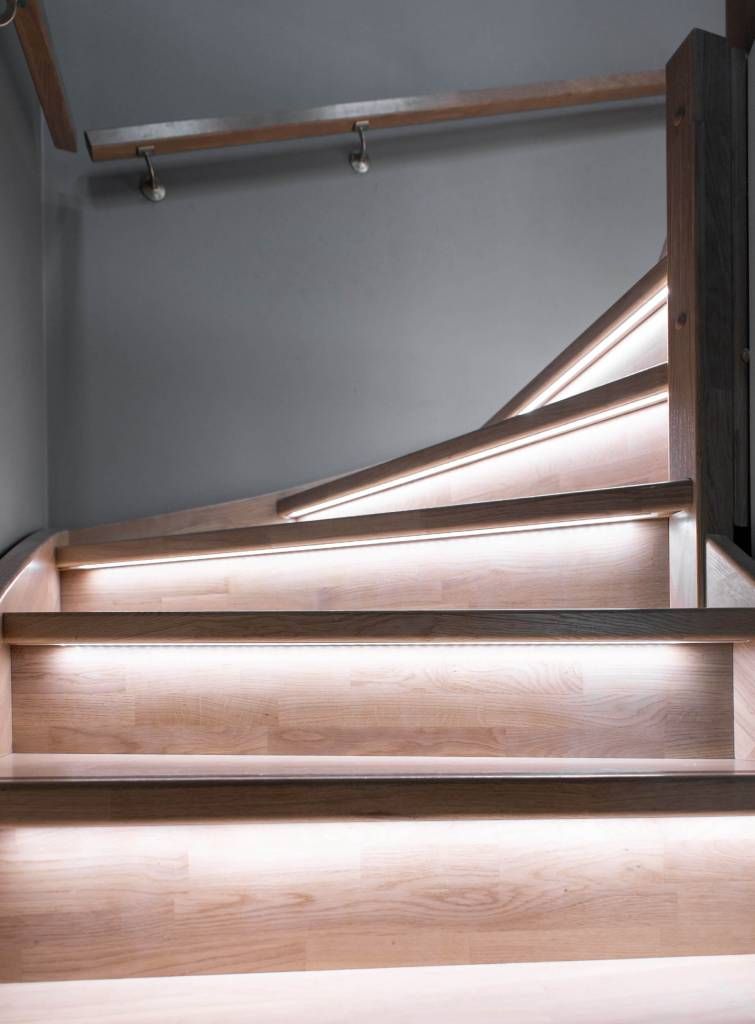A LED strip mounted at the bottom of the stair treads in a flush-mounted LED profile provides beautiful illumination.